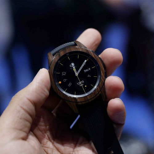 Samsung_Galaxy Watch 42mm_Dark_Walnut_Wood_4